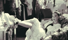 刘浩存一袭纯白短裙气质出众