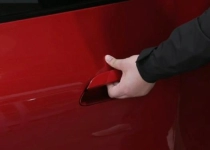 小米展示新一代SU7汽车机械门把手：后排座椅下配有备用电源