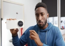 雷军转引国际科技博主评价：17 Ultra是更像相机的手机