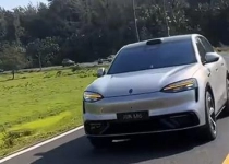 全新问界M6银色版实车曝光 鸿蒙智行开年爆款来了